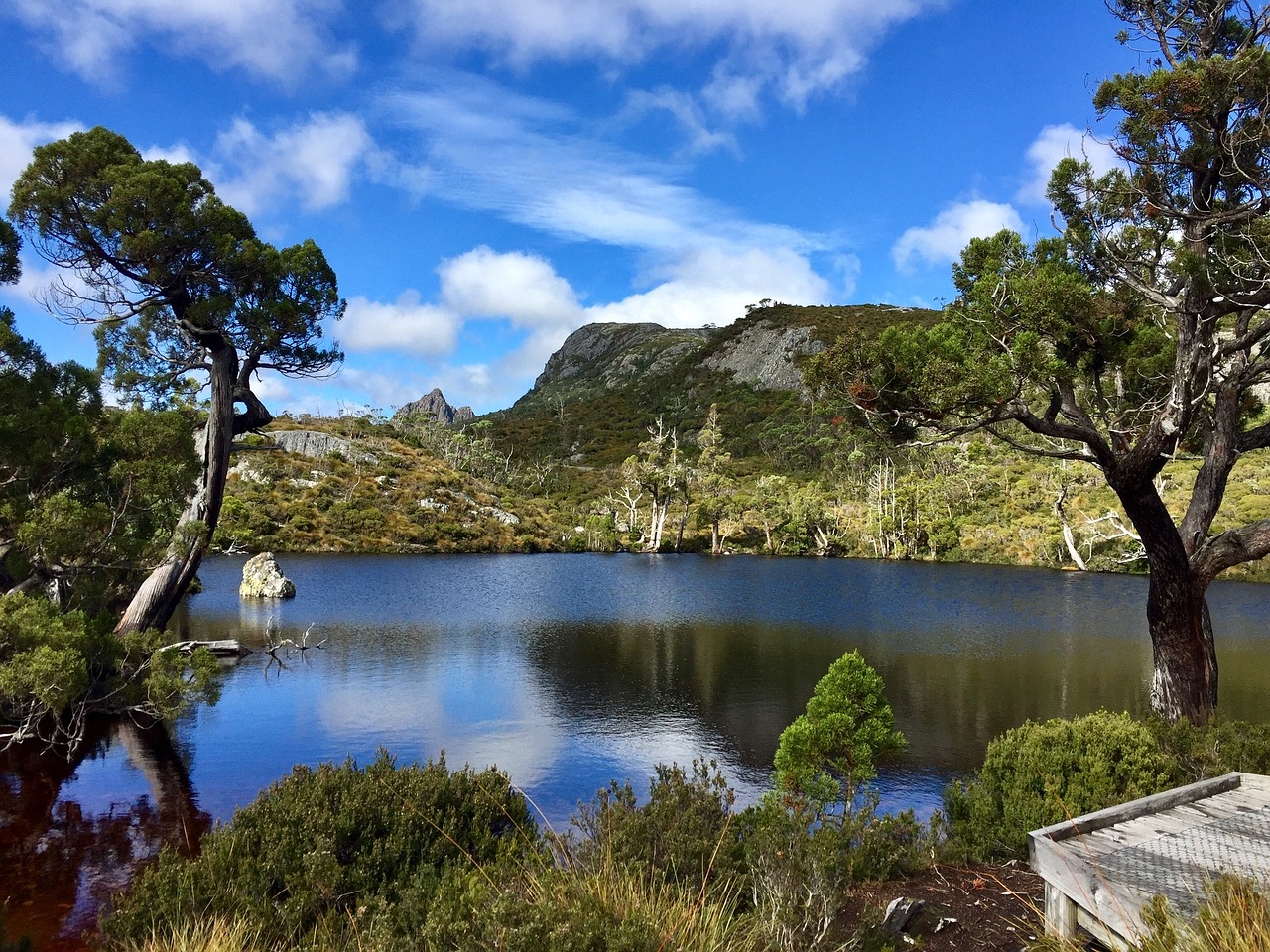 The Cradle Mountain, Tasmania is one of the 8 natural wonders to see in Tasmania. Read the article to discover them all. #tasmania #tasmaniawonders #tasmaniaattractions