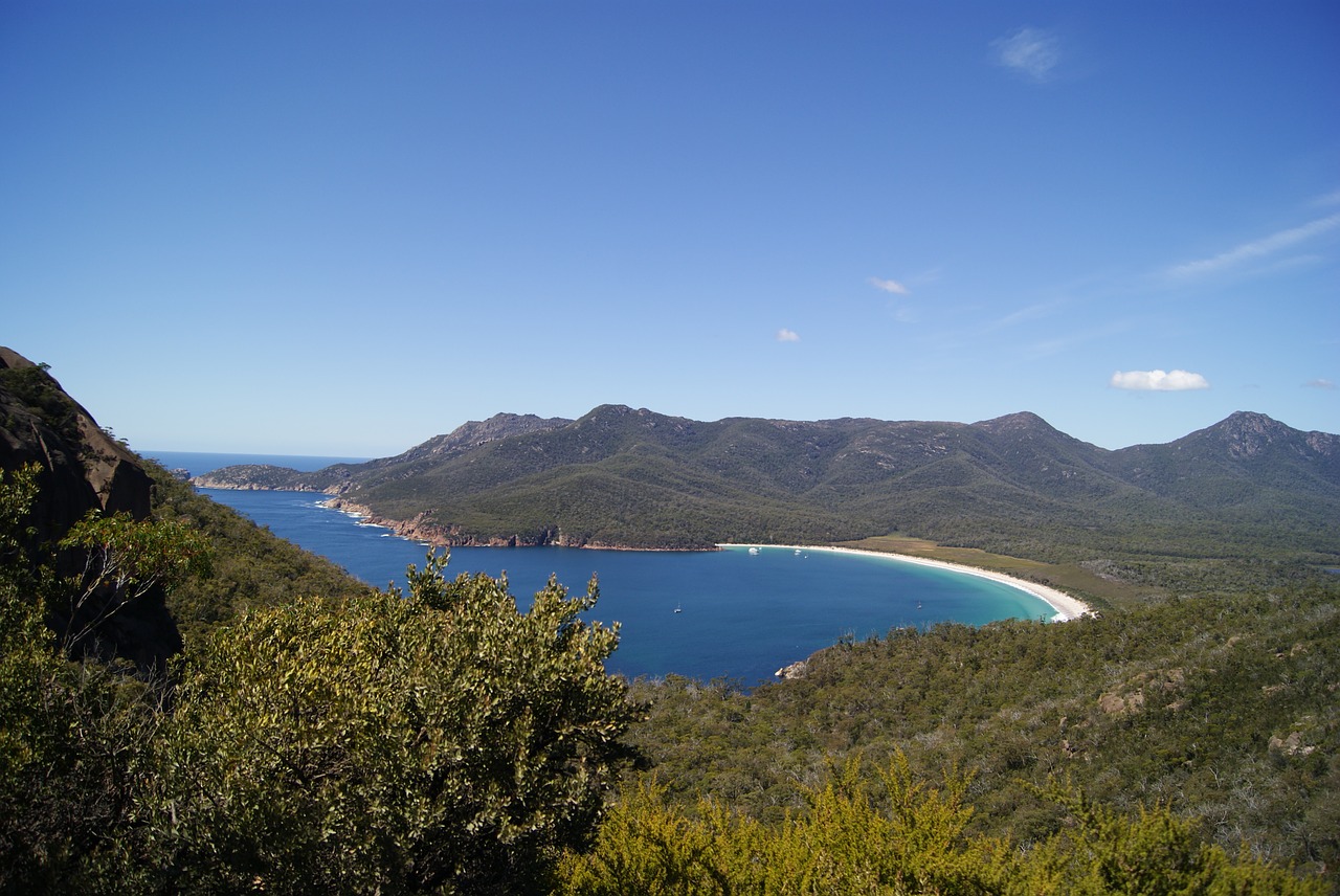 THe beautiful Wineglass Bay in Tasmania is one of the best natural attractions in Tasmania. Discover more Tasmania points of interest from the article. #tasmania #tasmaniawonders #tasmaniaattractions