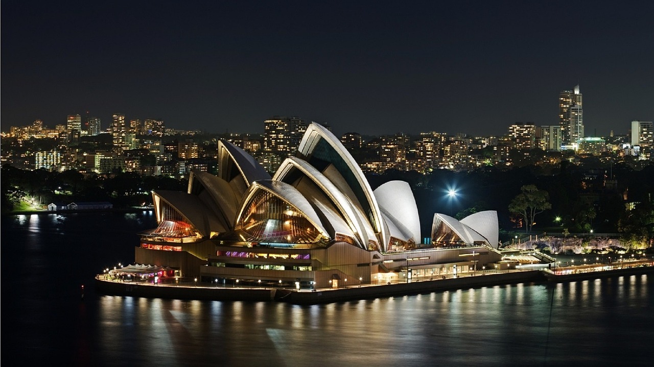 The Sydney Opera House is one of the famous Sydney landmarks. This insider's guide to Sydney shows you the top experiences in Sydney, where to eat in Sydney, where to stay in Sydney and Sydney tips. #sydney #sydneytrip #sydneyattractions #sydneyaustralia #australiatravel #sydneytravel