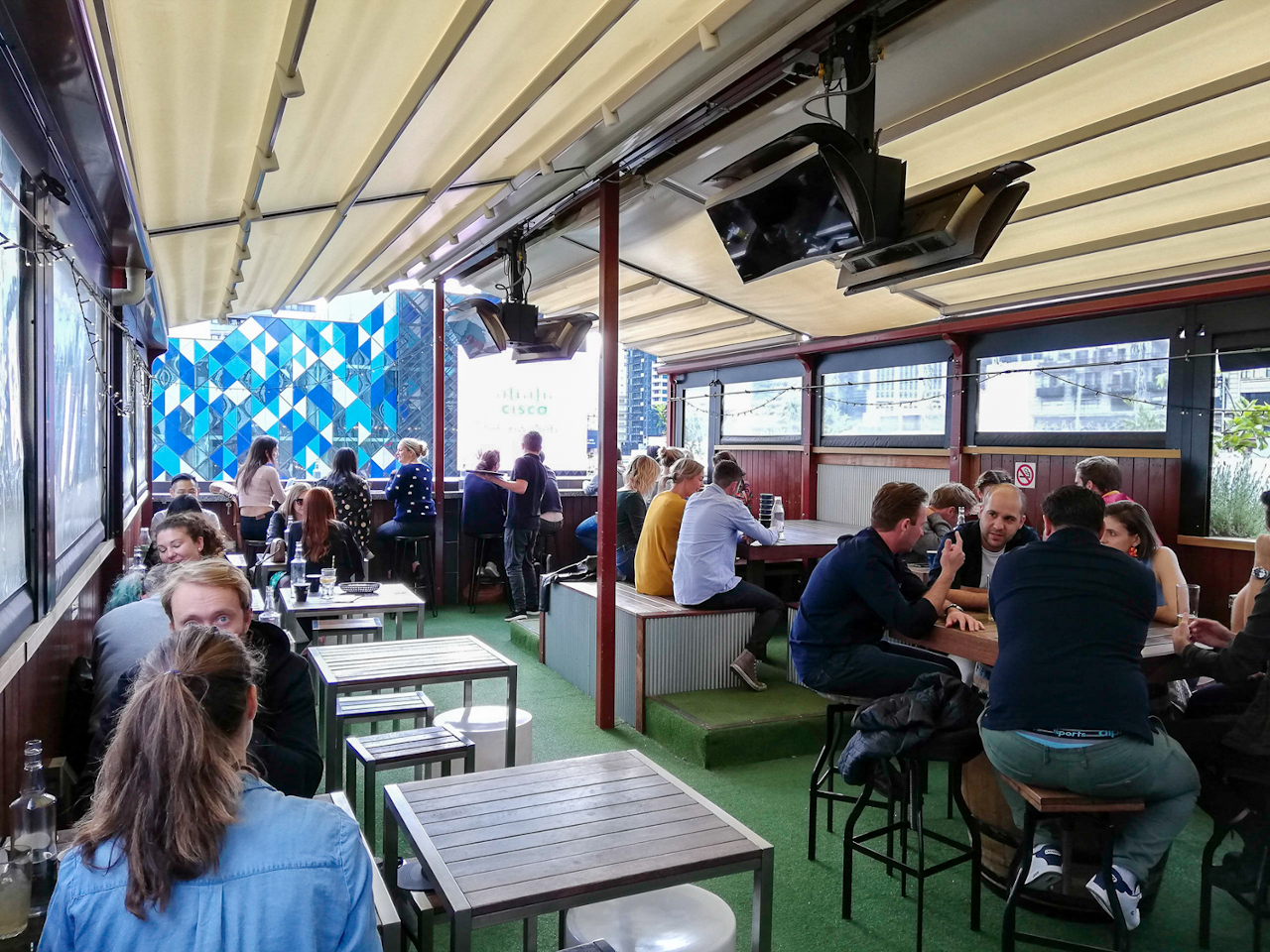 Goldilocks Rooftop Bar is one of the best bars with a view in Melbourne. Here are the top roofbars in Melbourne recommended by a local.