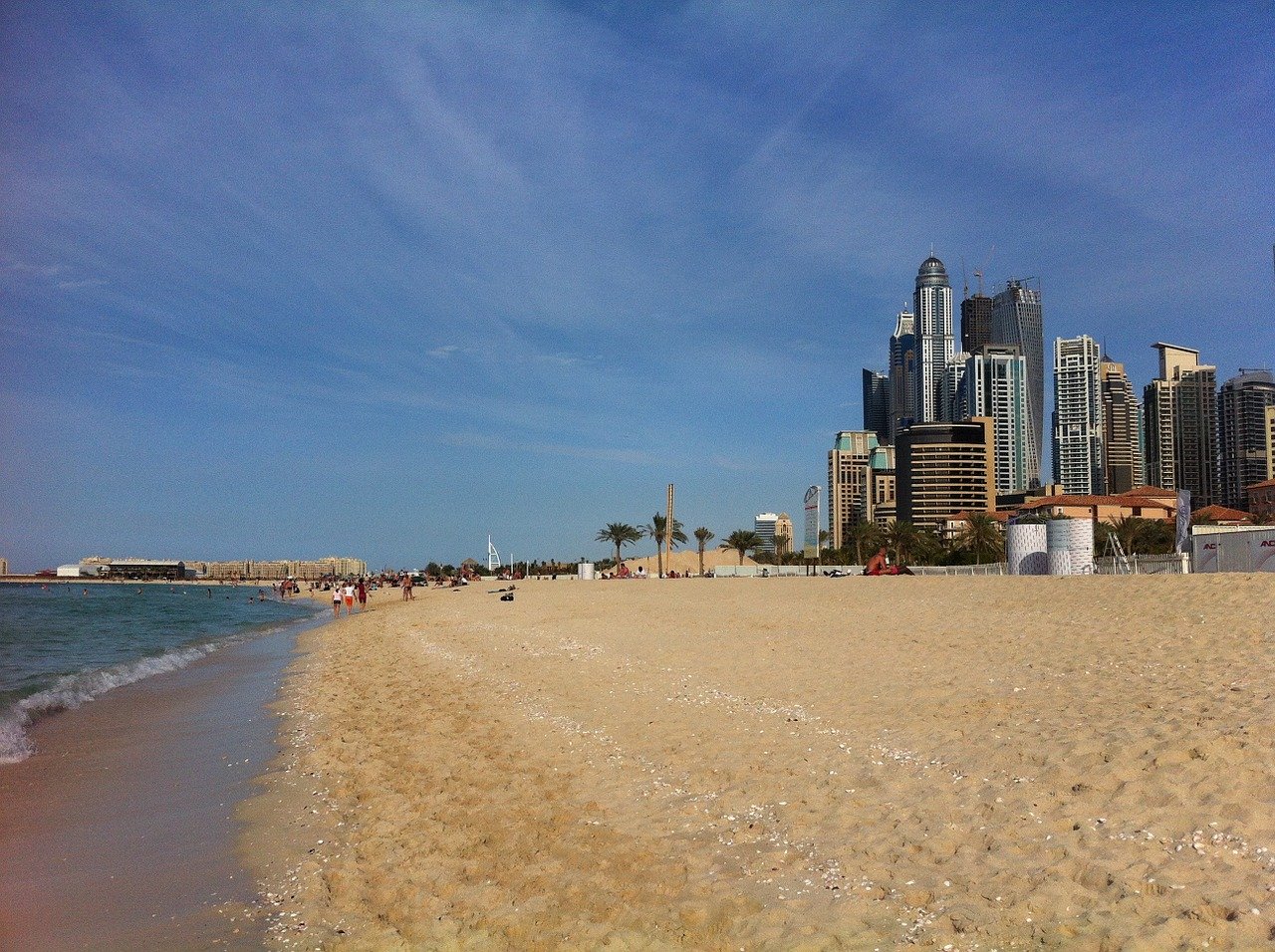 The beach at Jumeirah Beach Residence in one of the budget things to do in Dubai. Discover more free attractions in Dubai from this article.