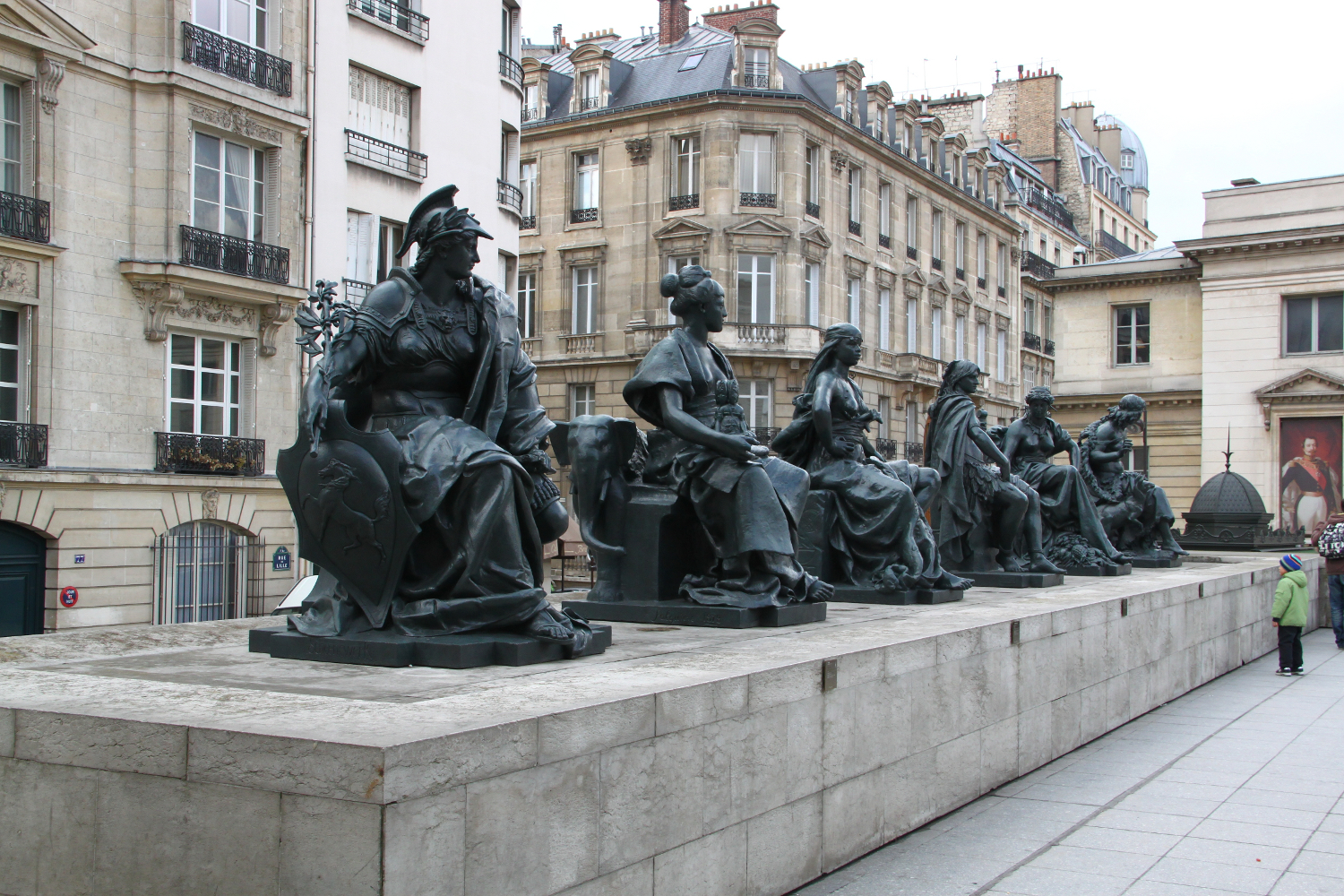 Statues at the exit of Musée d'Orsay. Paris travel: tips for visiting the Orsay Museum