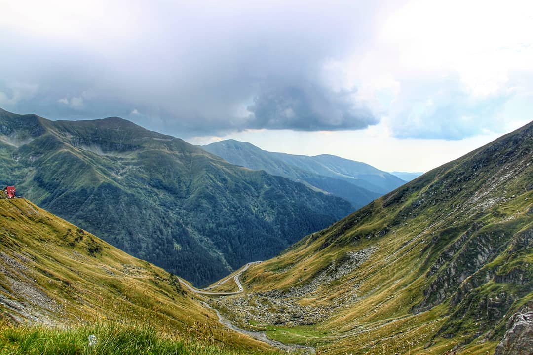 Transfagarasan (Romania) is one of the best natural attractions in Europe. Discover the top places to visit in Europe and the top attractions in Europe from this article.