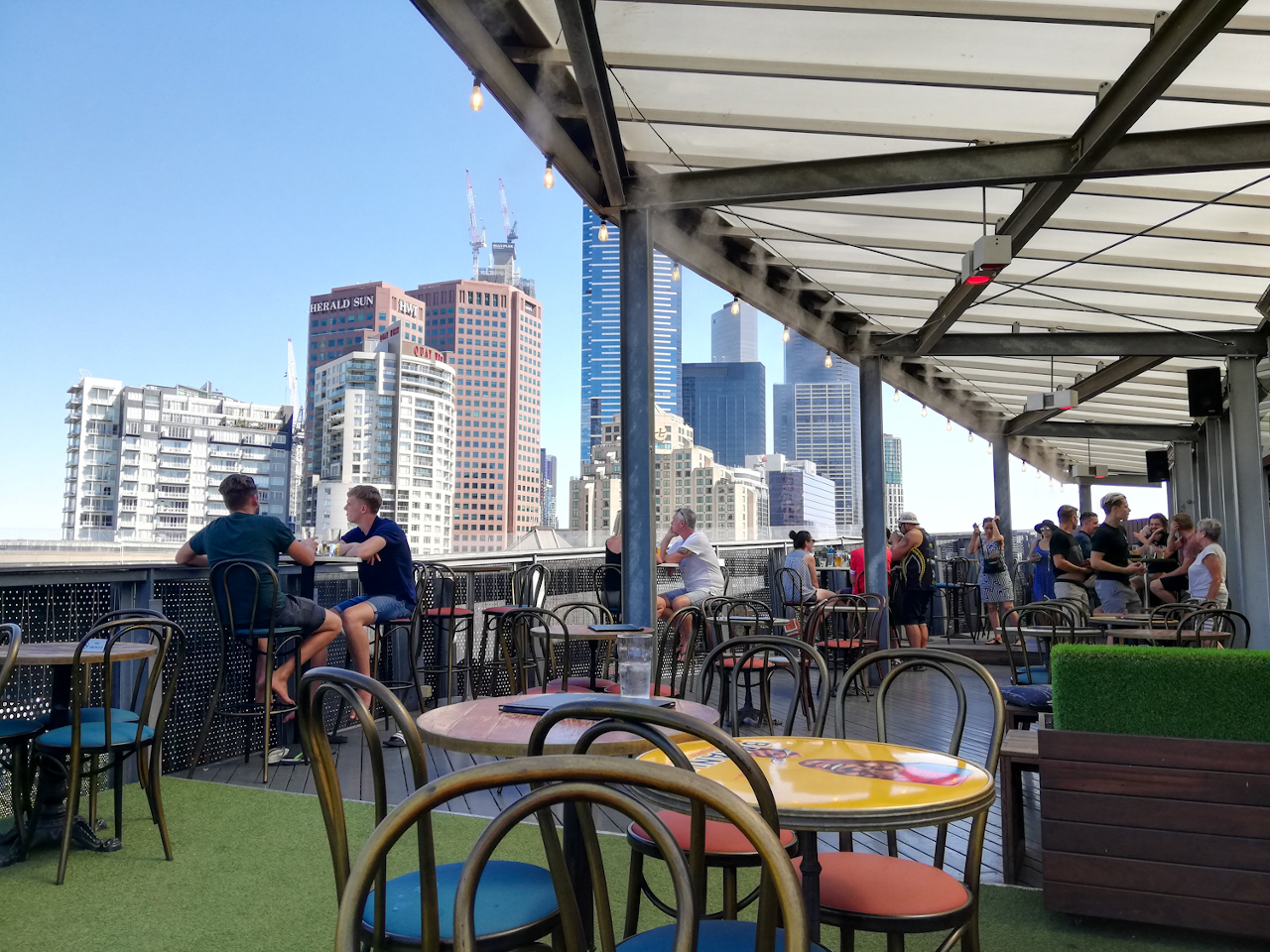 Discover the best rooftop bars in Melbourne, Australia. Read this article and discover the baes with the best views of Melbourne!