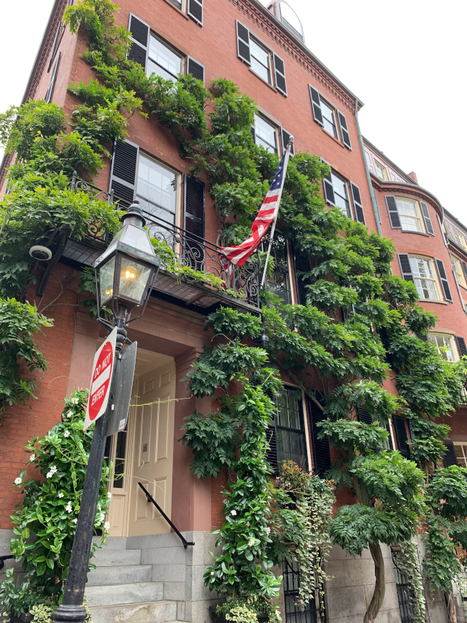 Beacon Hill is one of the top points of interest in Boston USA. This article presents you useful Boston tips and great Boston attractions to include on your Boston itinerary
