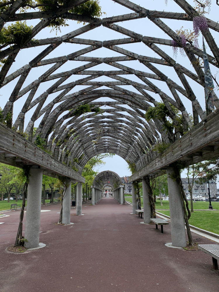 North End - Christopher Columbus Park. Discover the best things to see and do in Boston and where to eat in Boston USA as well as Boston accommodation options from this Boston guide