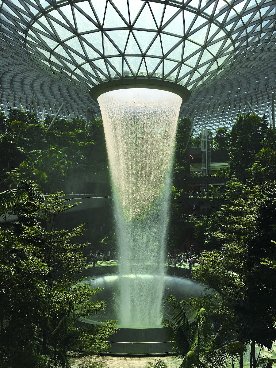 Discover the airport's attractions and take advantage of the airport's amenities. Read this article and learn 35 things to do before boarding
